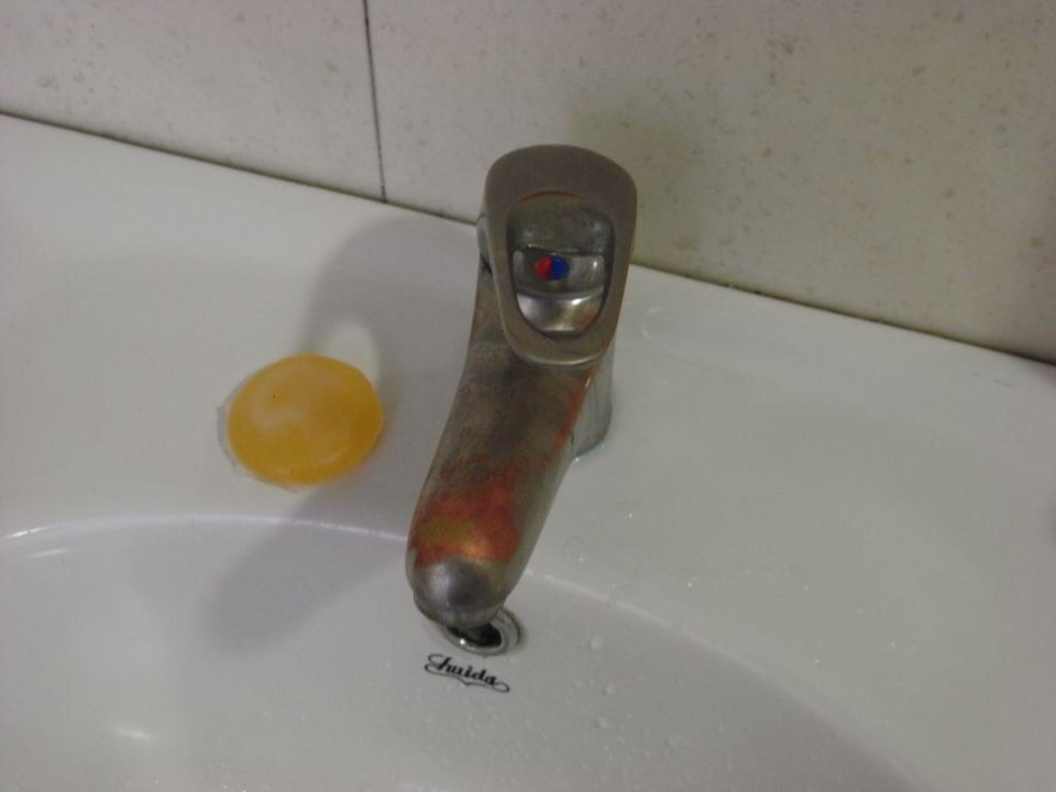 Wasserhahn im WC Poolbereich Atlantica Marmari Palace