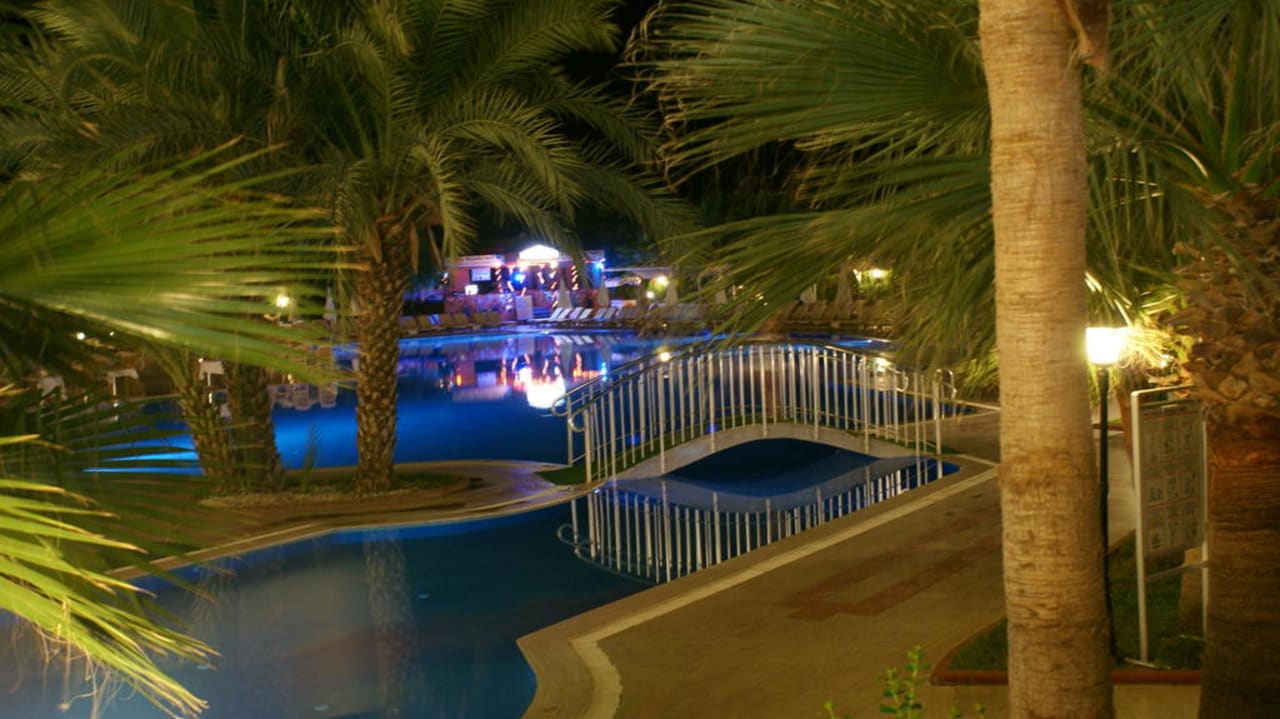 Abends vor dem Restaurant Mira Meridia Beach Hotel