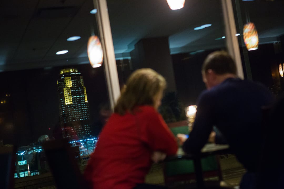 Lounge at Night Hotel Holiday Inn Des Moines-Downtown-Mercy Campus