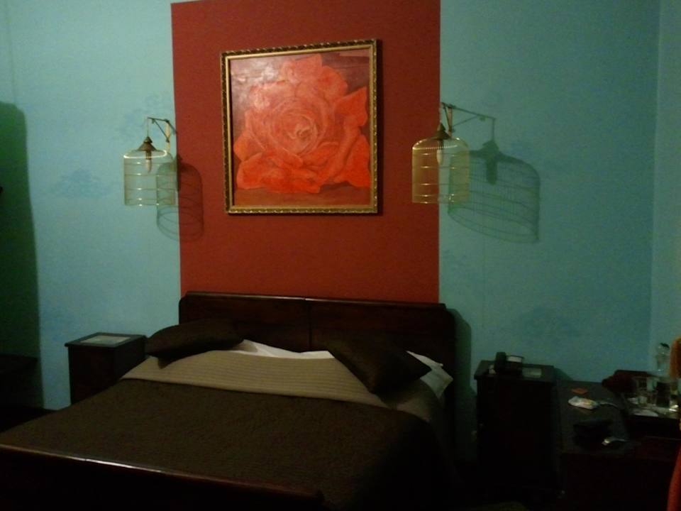 Bett im Zimmer Magritte Hotel Castle Inn