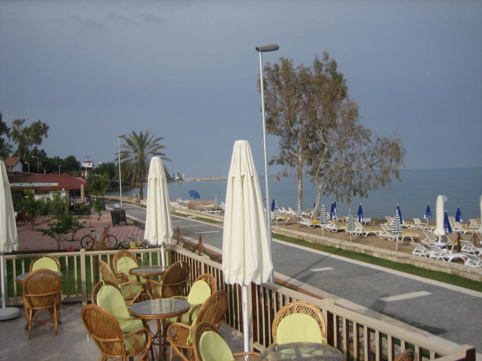 Blick von der Terrasse auf den Strand Can Garden Beach