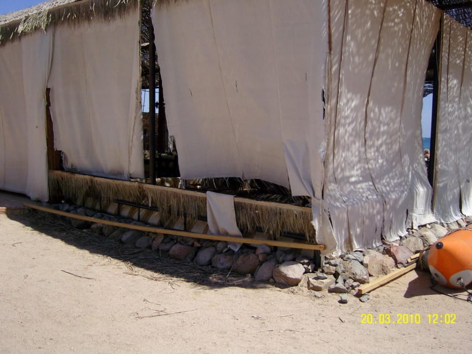 Zerissener Windschutz Lotus Bay Beach Resort