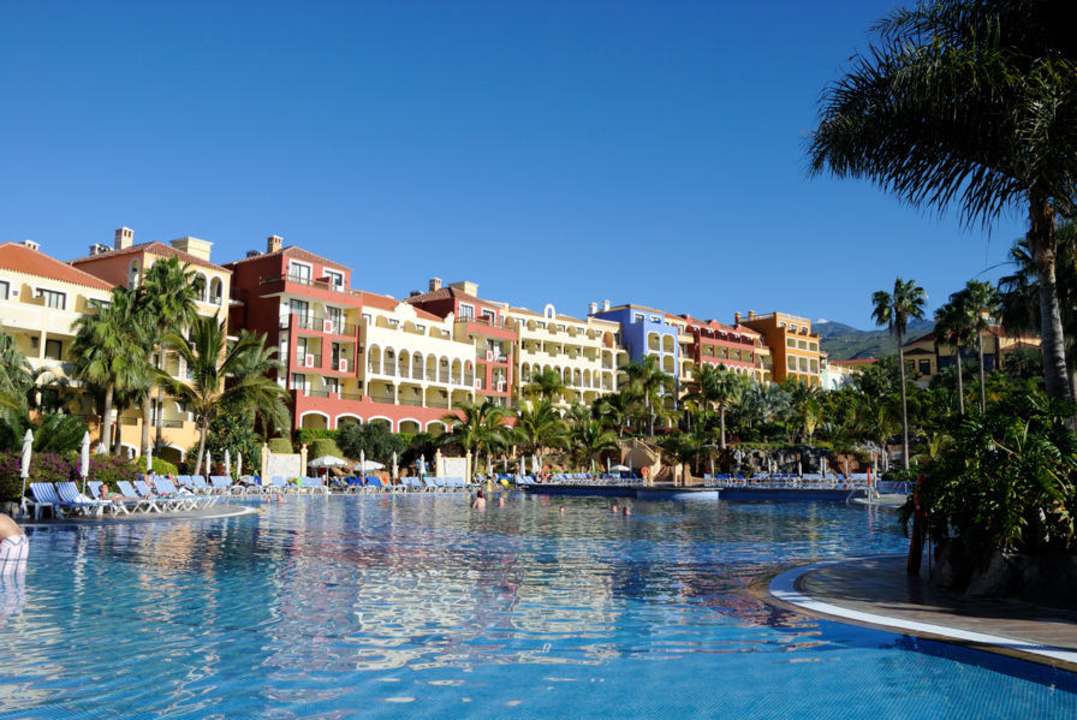 Pool mit der Anlage Bahia Principe Sunlight Costa Adeje