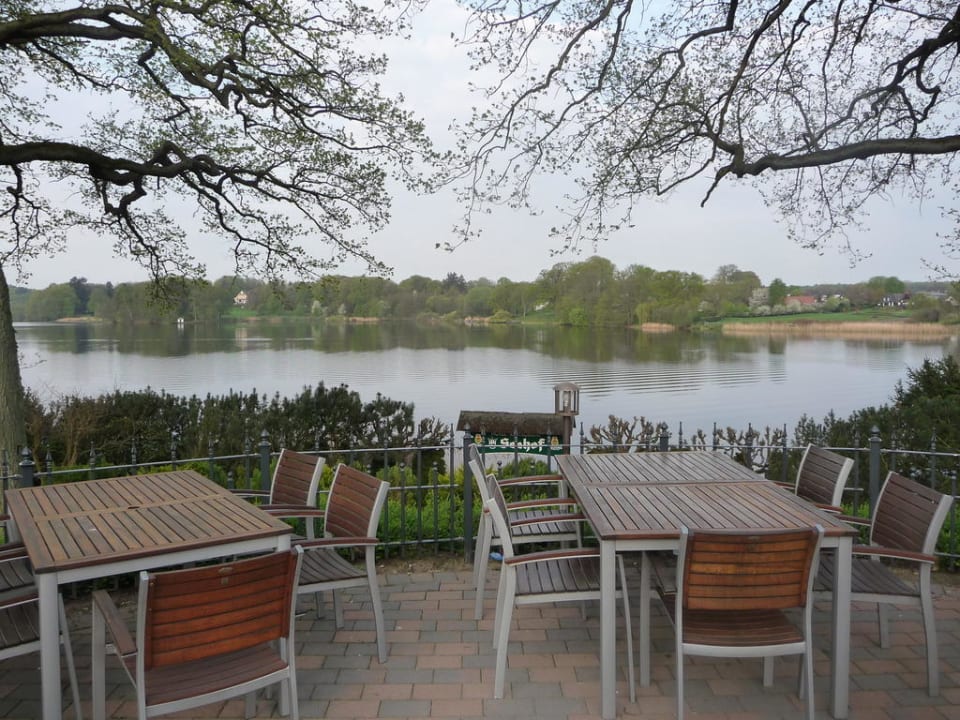 Terrasse mit Blick auf den See Hotel Seehof am Lütjensee