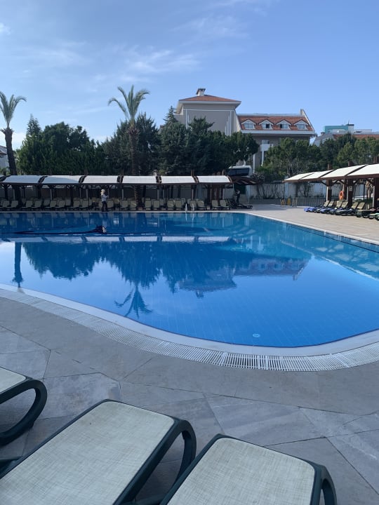 Pool Side Breeze Hotel