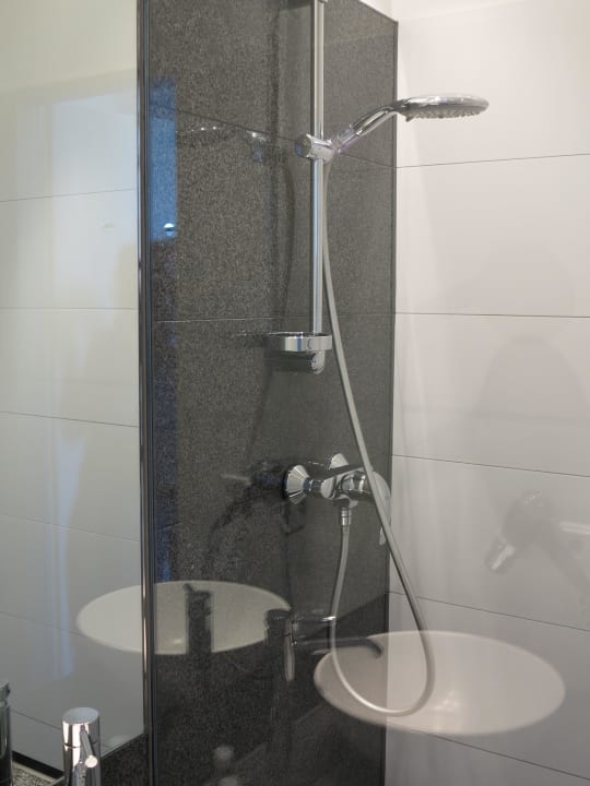 Bad mit Dusche Motel One Wiesbaden