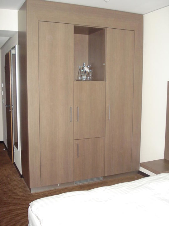 Schrank mit Minibar IntercityHotel Mainz