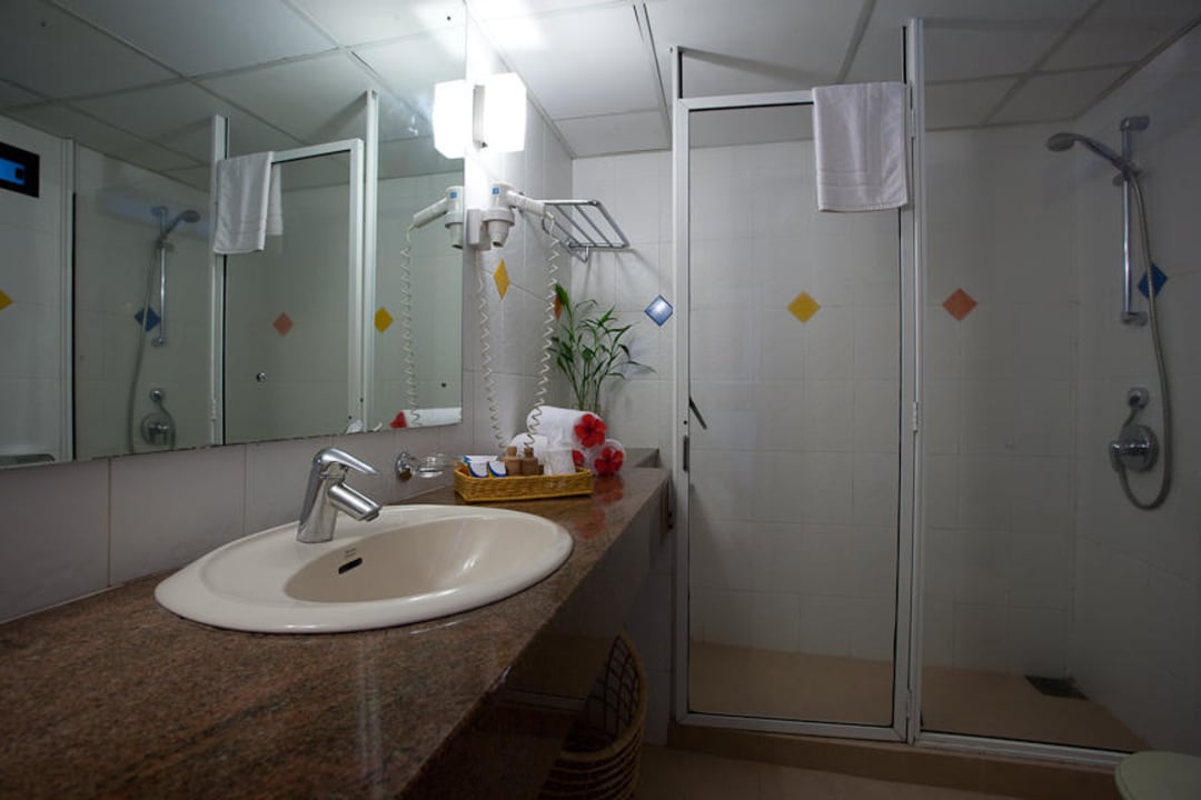 Superior room bathroom Club Hotel Dolphin