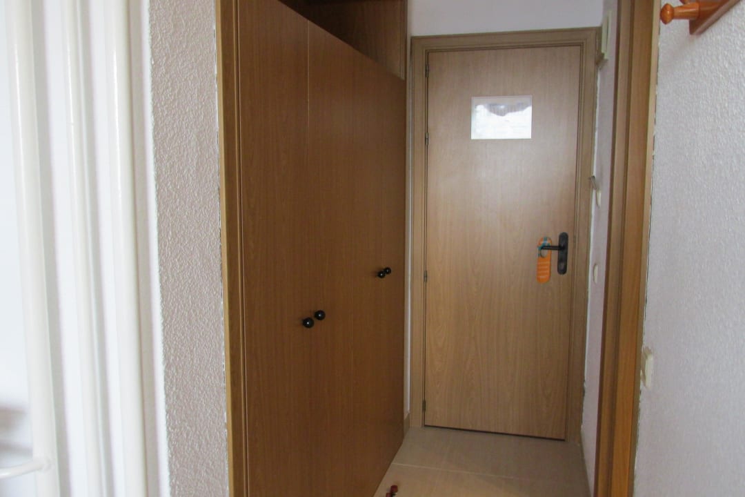 Blick zum Eingang, links die Schränke Valentin Reina Paguera