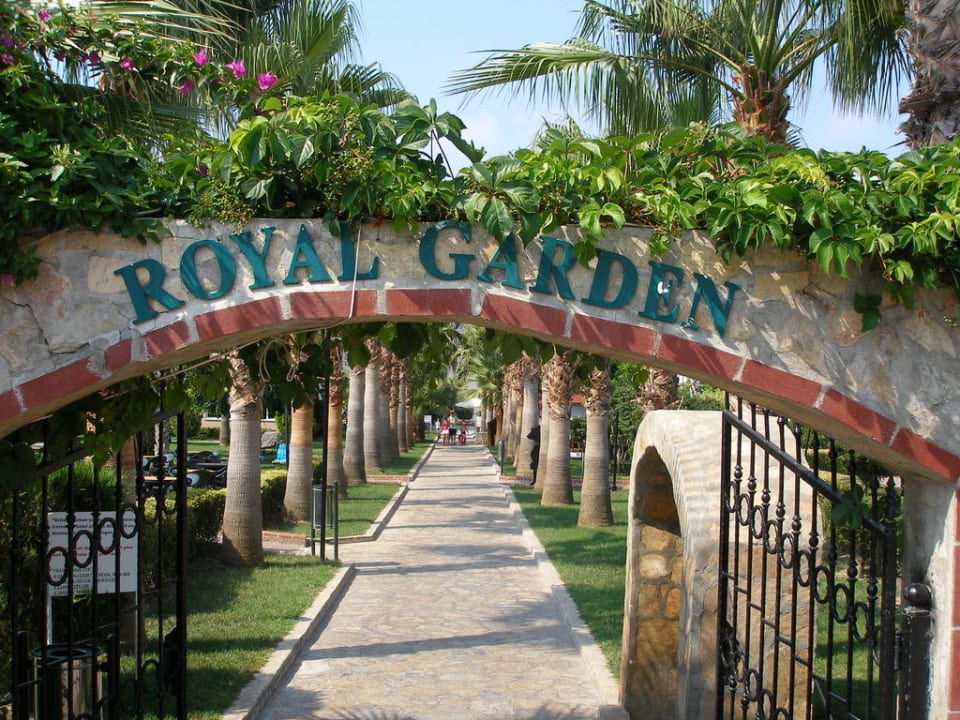 Hoteleingang vom Strand Hotel Royal Garden Beach