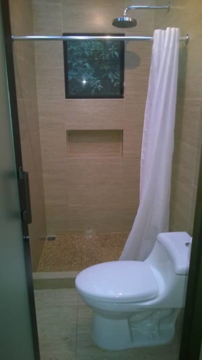 Wspólna toaleta Jungle Lodge Tikal Hostel