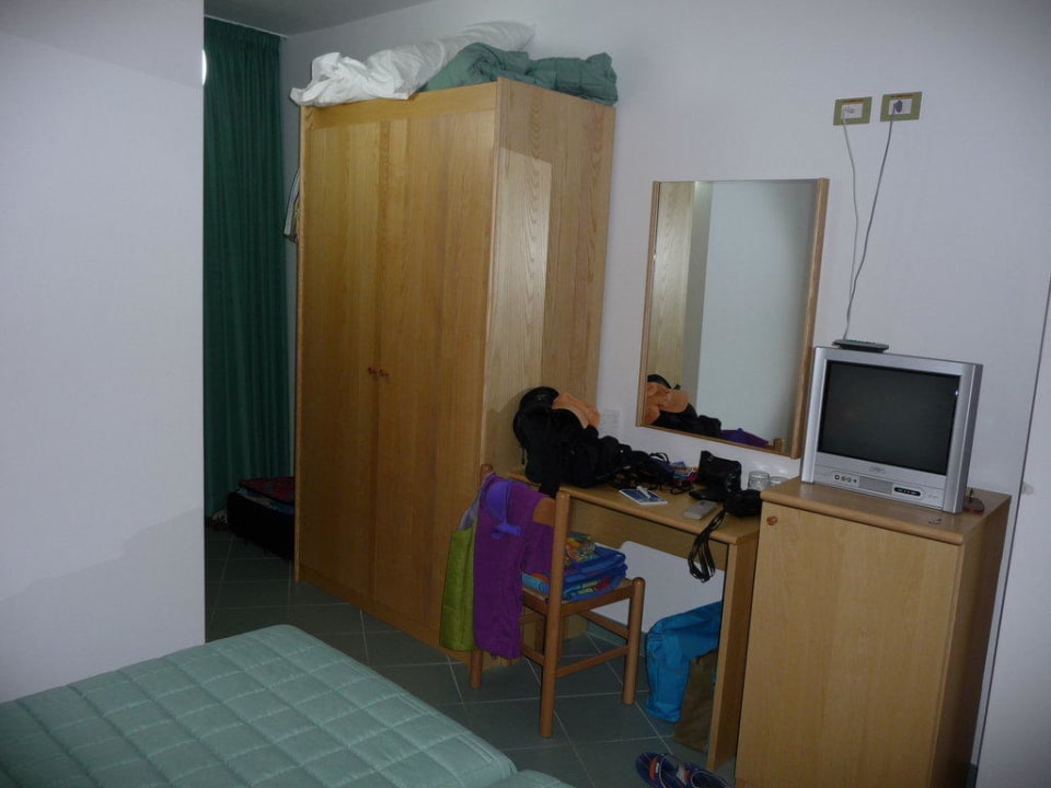 Möbel eng gequetscht im kleinen Zimmer Hotel Soleado