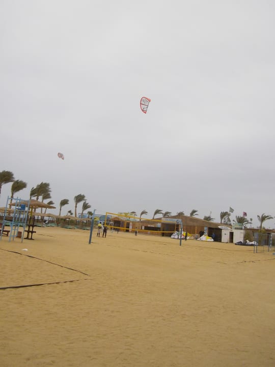 Volleyballfeld & Kitesurfer Golden Beach Resort