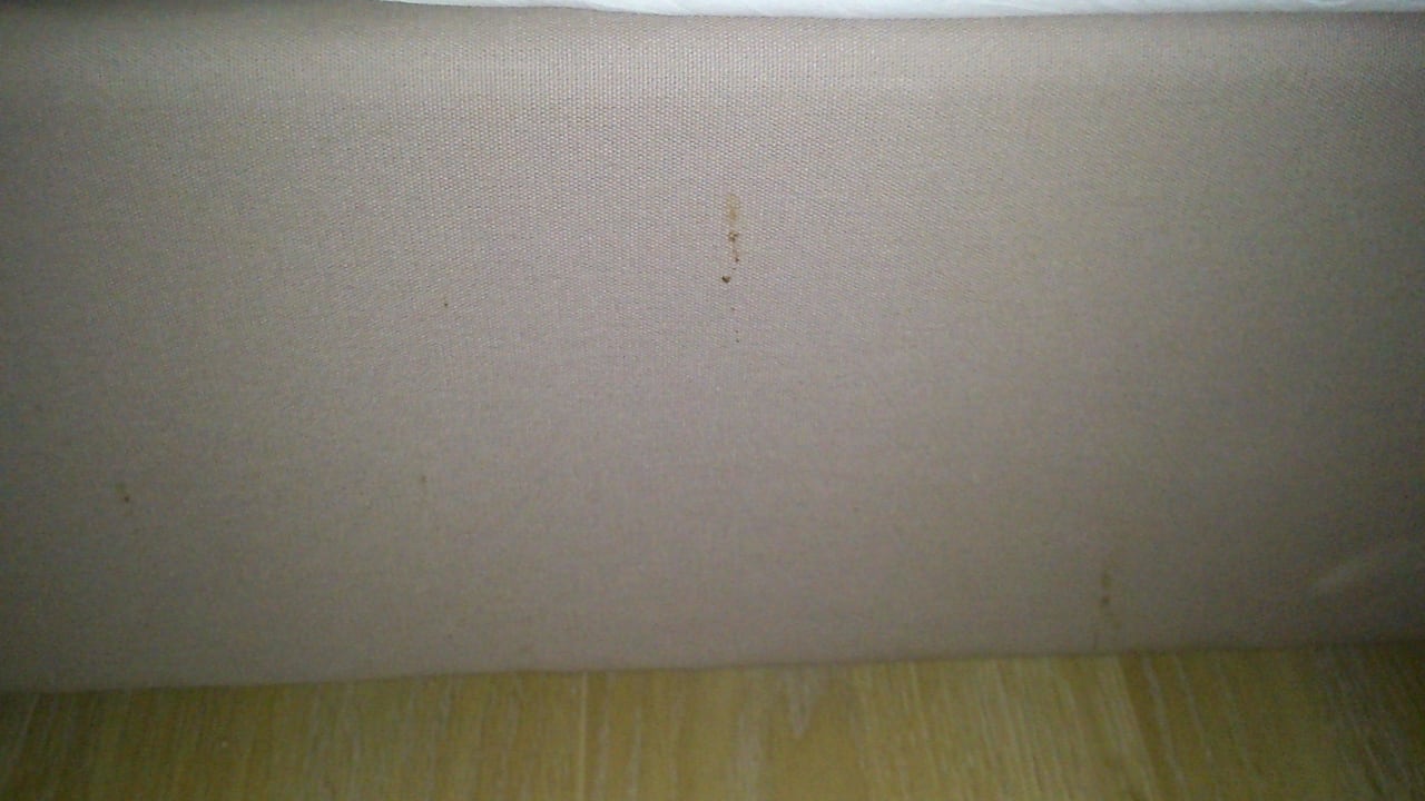 Blutflecken an der Bettverkleidung Port Nature Luxury Resort & Spa