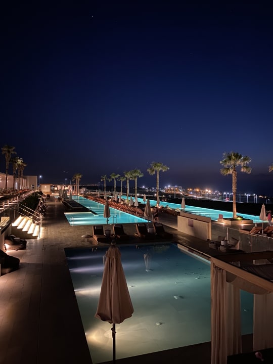 Pool The Royal Senses Resort, Curio Collection by Hilton
