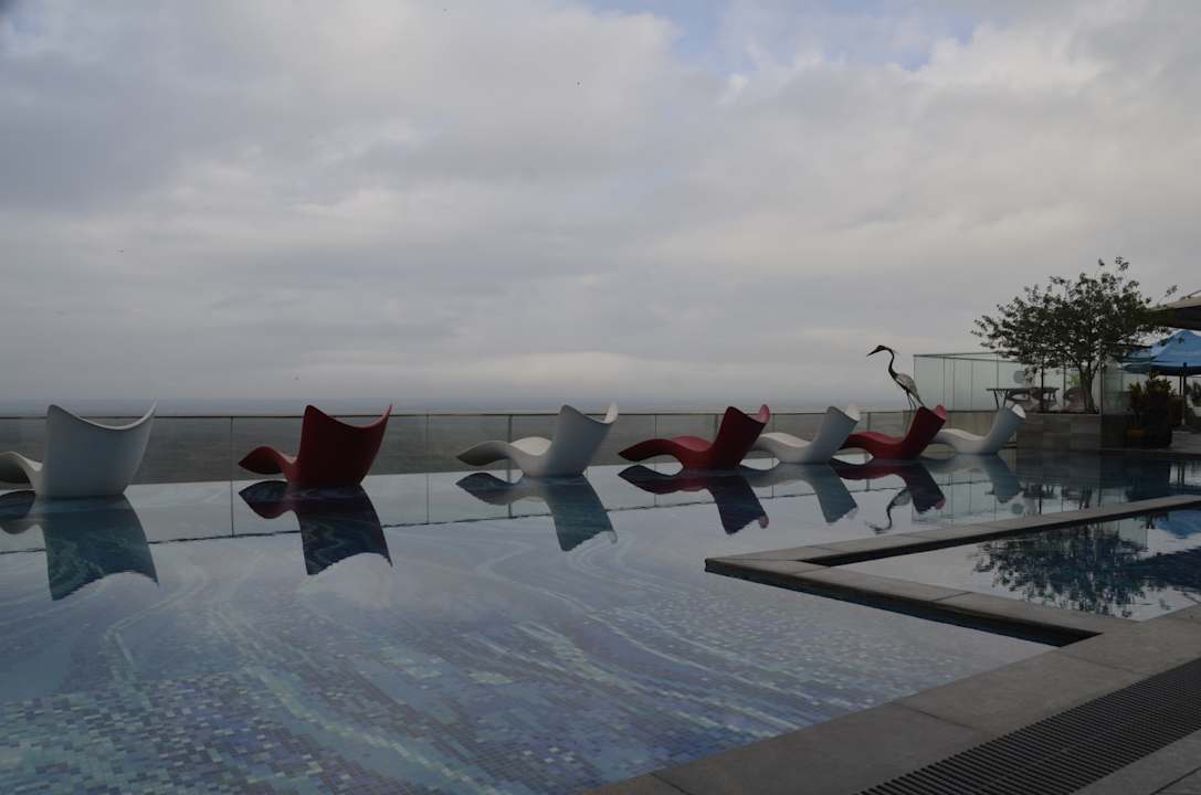 Pool Emara Ole-Sereni