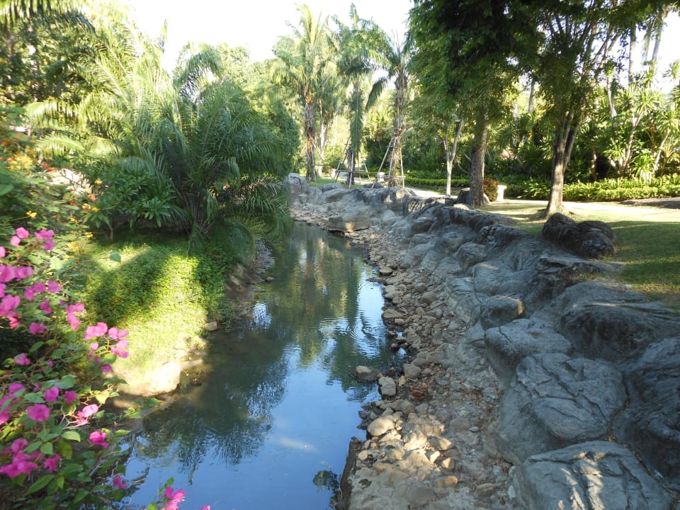 An diesem kleinen Bach liegen die River-Villen Santiburi Koh Samui