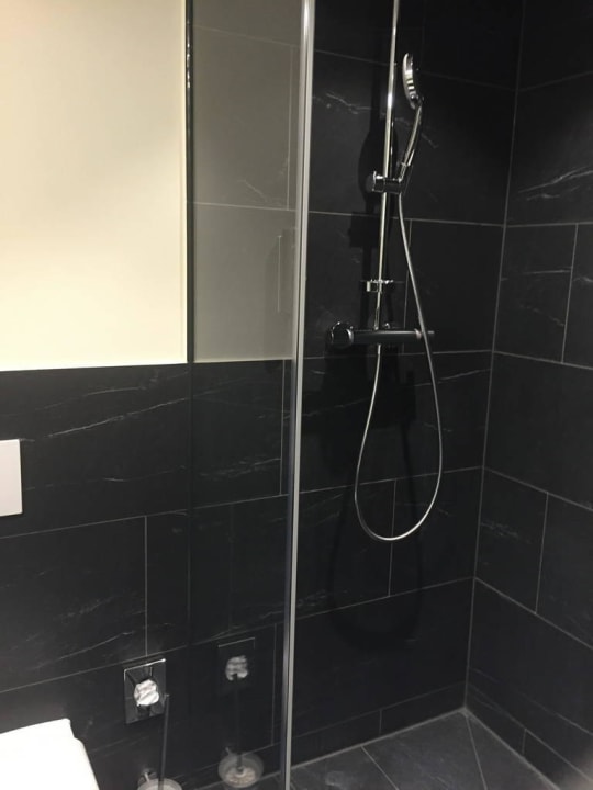 Großzügige Dusche Vienna House Easy München