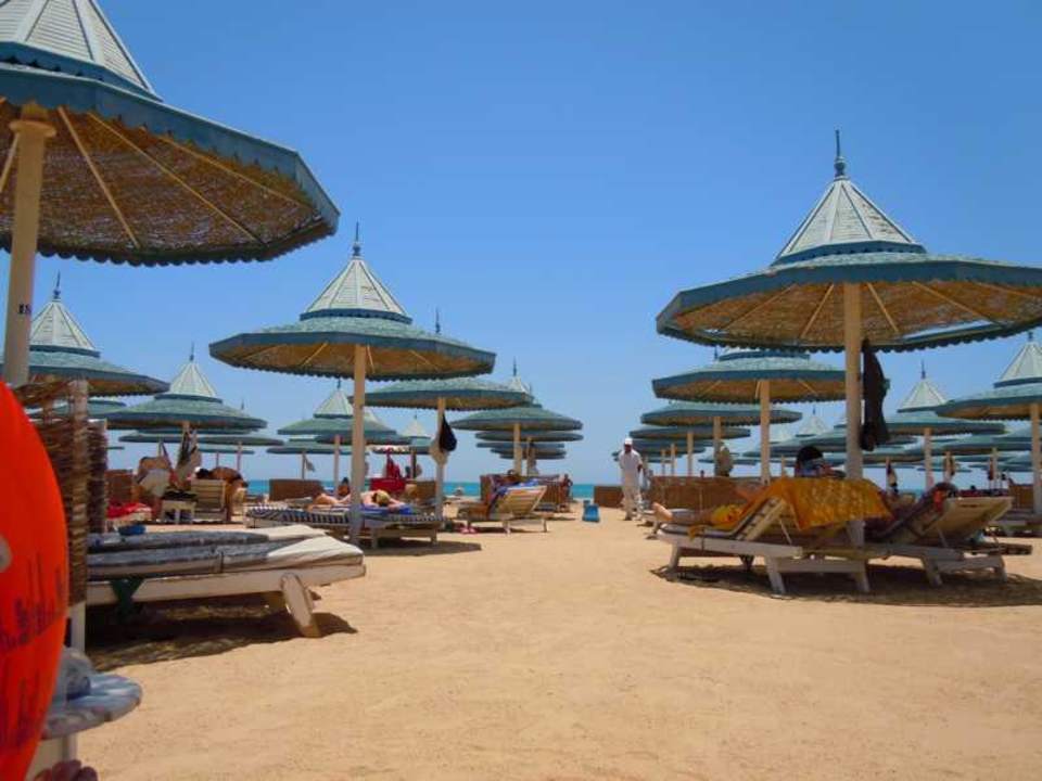 Hotelstrand mit Beachboy The Grand Hotel Hurghada