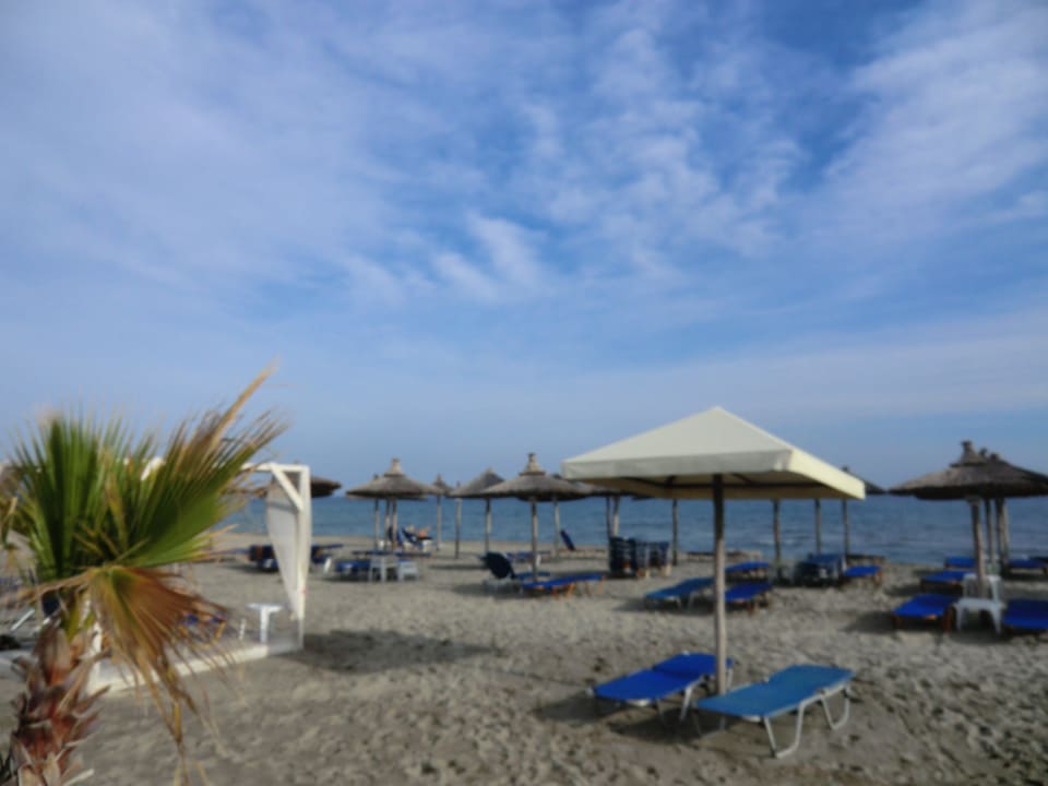 Blick auf den Hotelstrand Evilion Sea & Sun Hotel