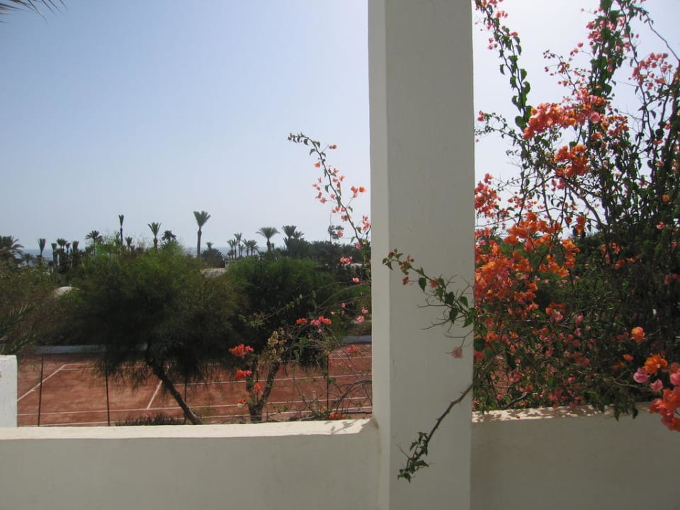 Ausblick vom Balkon auf Tennisplätze und Meer Hotel Sangho Club Zarzis