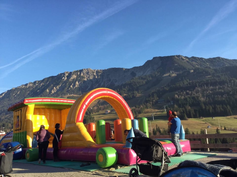 Hüpfburg vor dem Hotel Oberjoch - Familux Resort