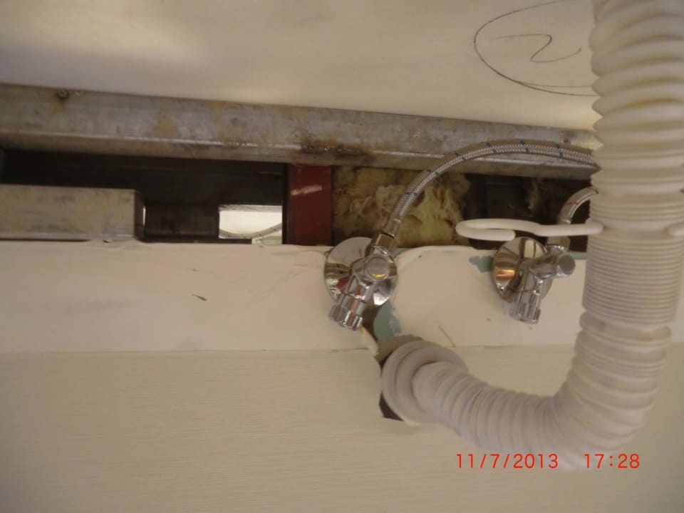 Offene Wand zum Nachbarn(unter dem Waschtisch)!!! Dream World Resort & Spa