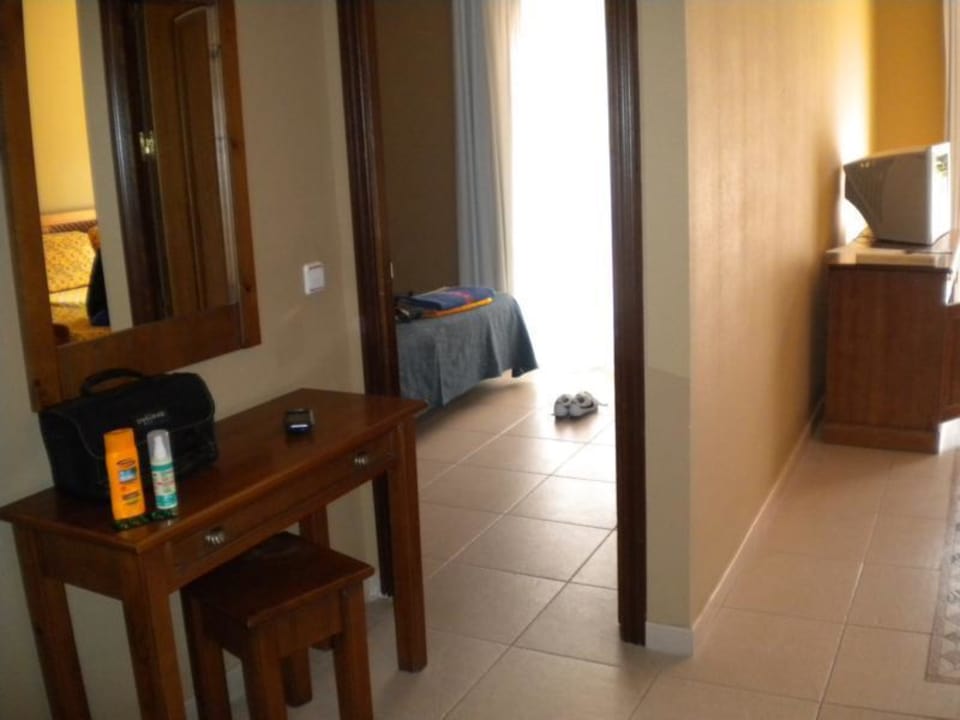 Blick von Flur links Schlafzimmer, Rechts Wohnzimmer Hotel El Duque