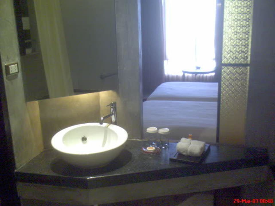 Waschbecken mit Blick ins Zimmer. Siam@Siam Design Hotel Bangkok