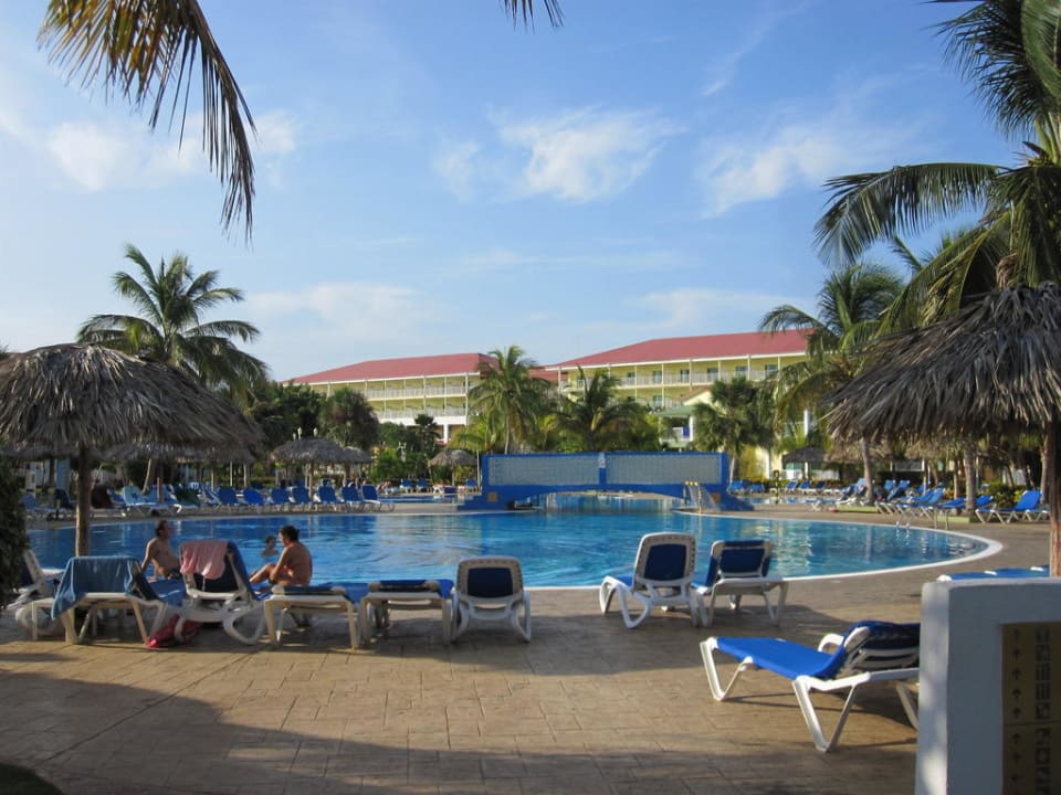 Pool mit Hauptgebäude im Hintergrund Iberostar Origin Taínos