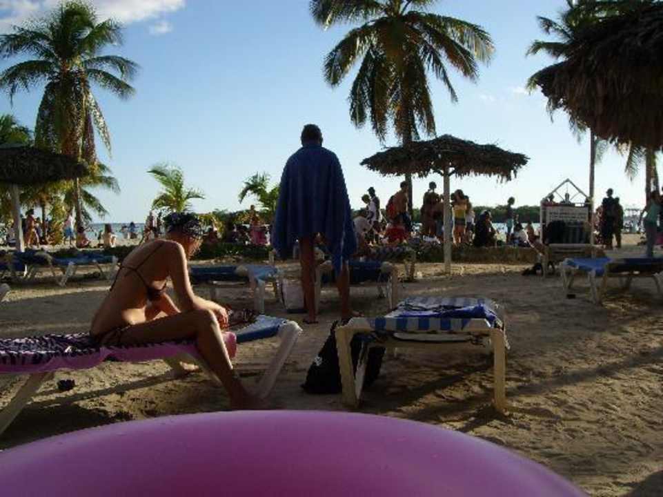 Genügend Platz, Liegen und Schatten am Strand BelleVue Dominican Bay