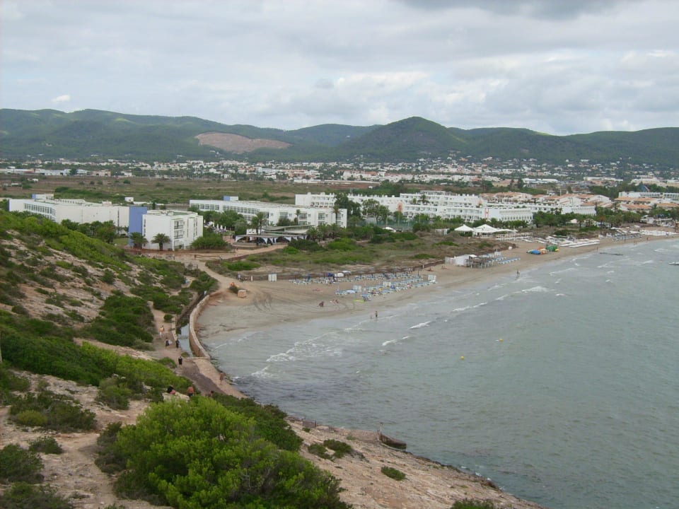 Strand und Hotel im Hintergrund Grand Palladium Select Palace Ibiza