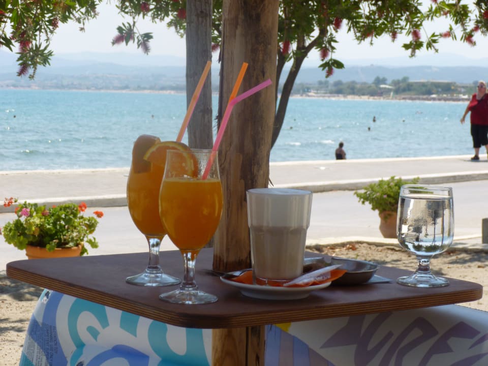 Der Ausblick vom extra Strand bei Poolbaar Corissia Beach Hotel