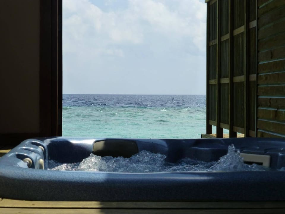 Jacuzzi vom Water Bungalow Veligandu Maldives Resort Island