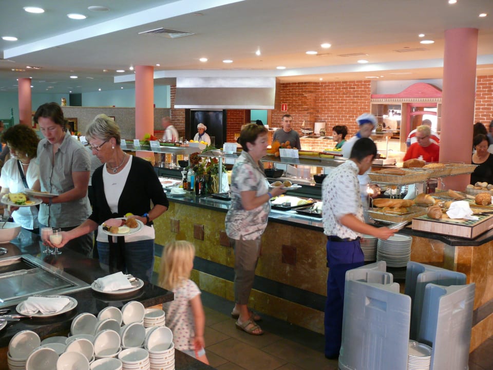 Blick auf das Buffet im Hauptrestaurant Iberostar Waves Gaviotas Park