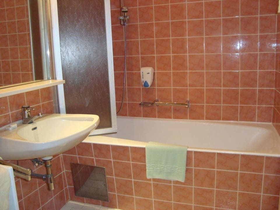 Badezimmer in rosa Sporthotel Parcours