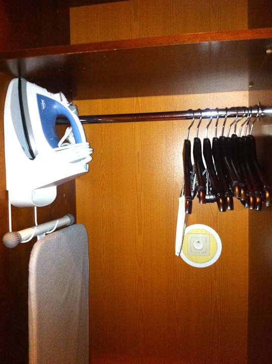 Kleiderschrank mit Bügelzubehör Hotel Courtyard by Marriott Warsaw Airport