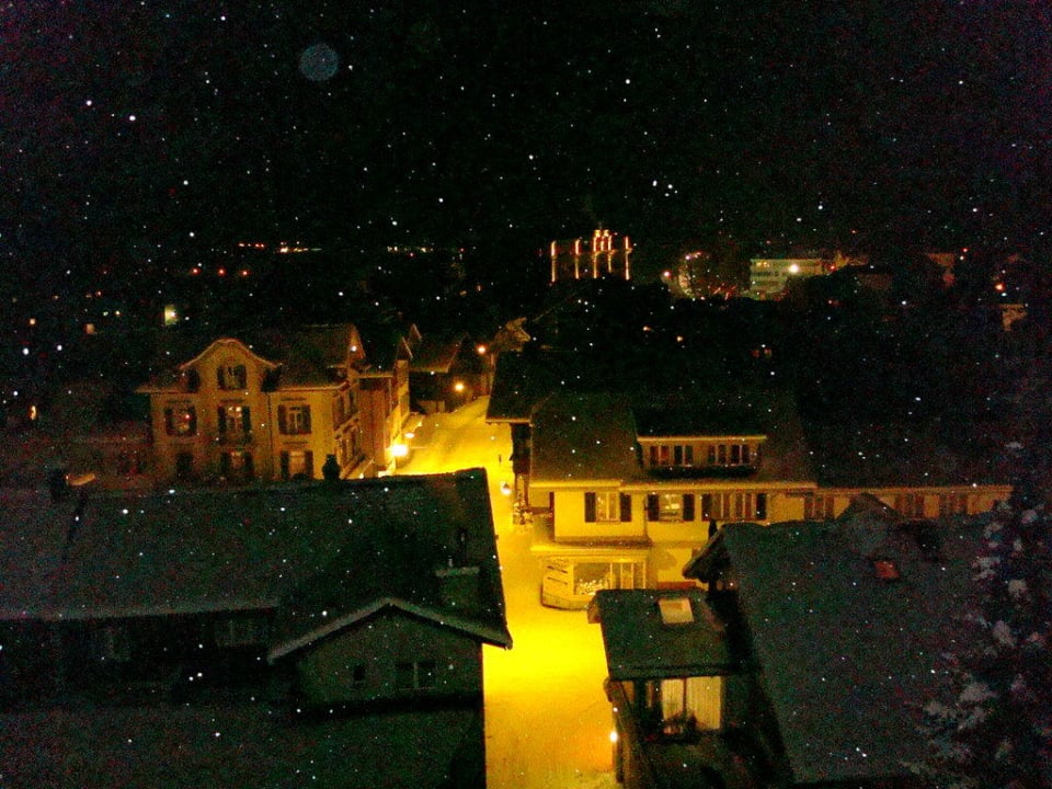 Blick auf Meiringen bei Schneefall Das Hotel Sherlock Holmes