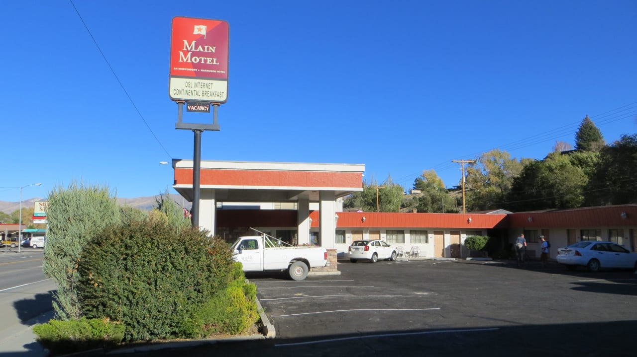 Blick auf den Parkplatz und den Eingangsbereich Main Motel An Independent Mag