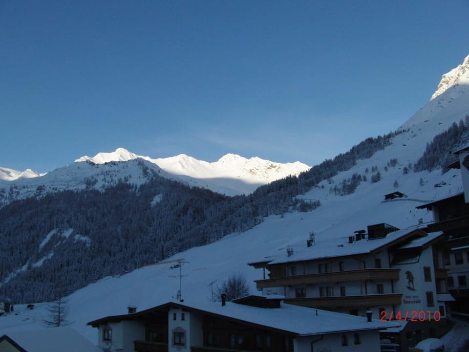 Blick vom Balkon und Aussenansicht Hotel Klausnerhof