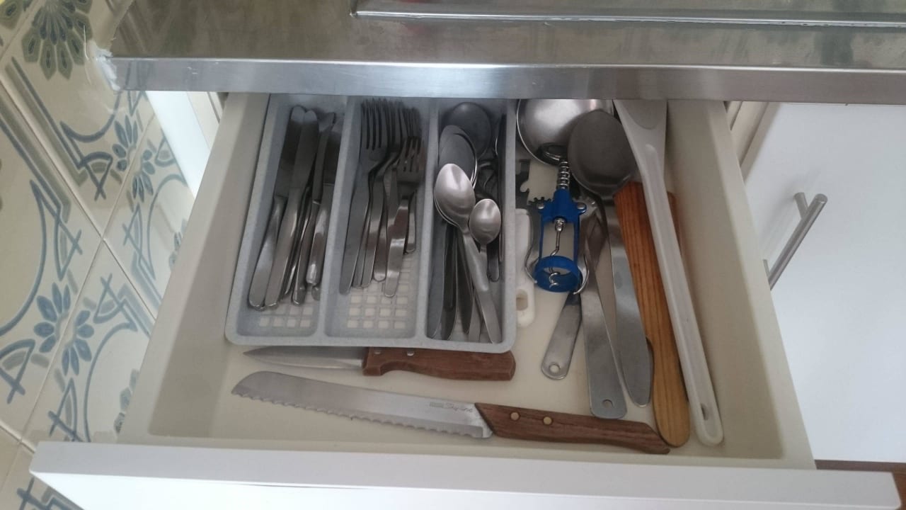 Zawartość szafki kuchennej Aparthotel Novo Rosamar