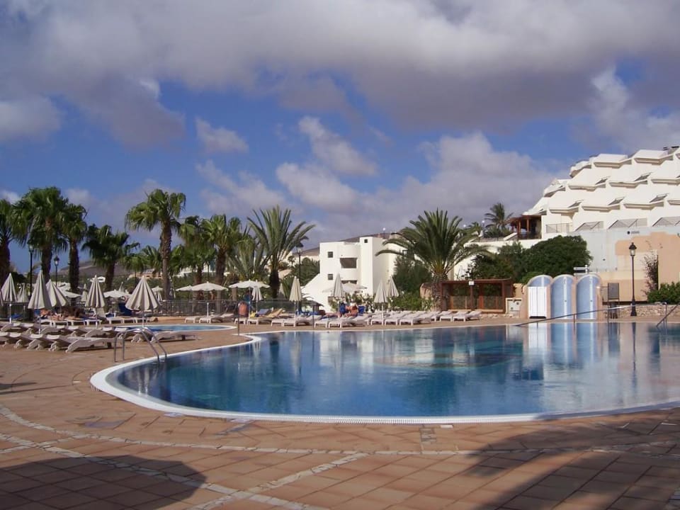 Pool, Liegen und Garten SBH Hotel Taro Beach