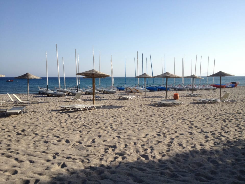 Aktivstrand rechts am Hotel Atlantica Beach Resort Kos