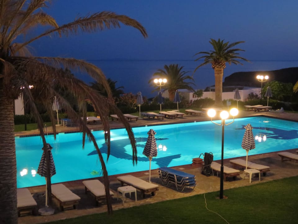 Pool bei Nacht Vritomartis Naturist Resort