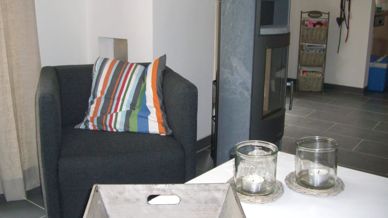 Wohnzimmer mit Kamin Ferienwohnung Kleine Brise