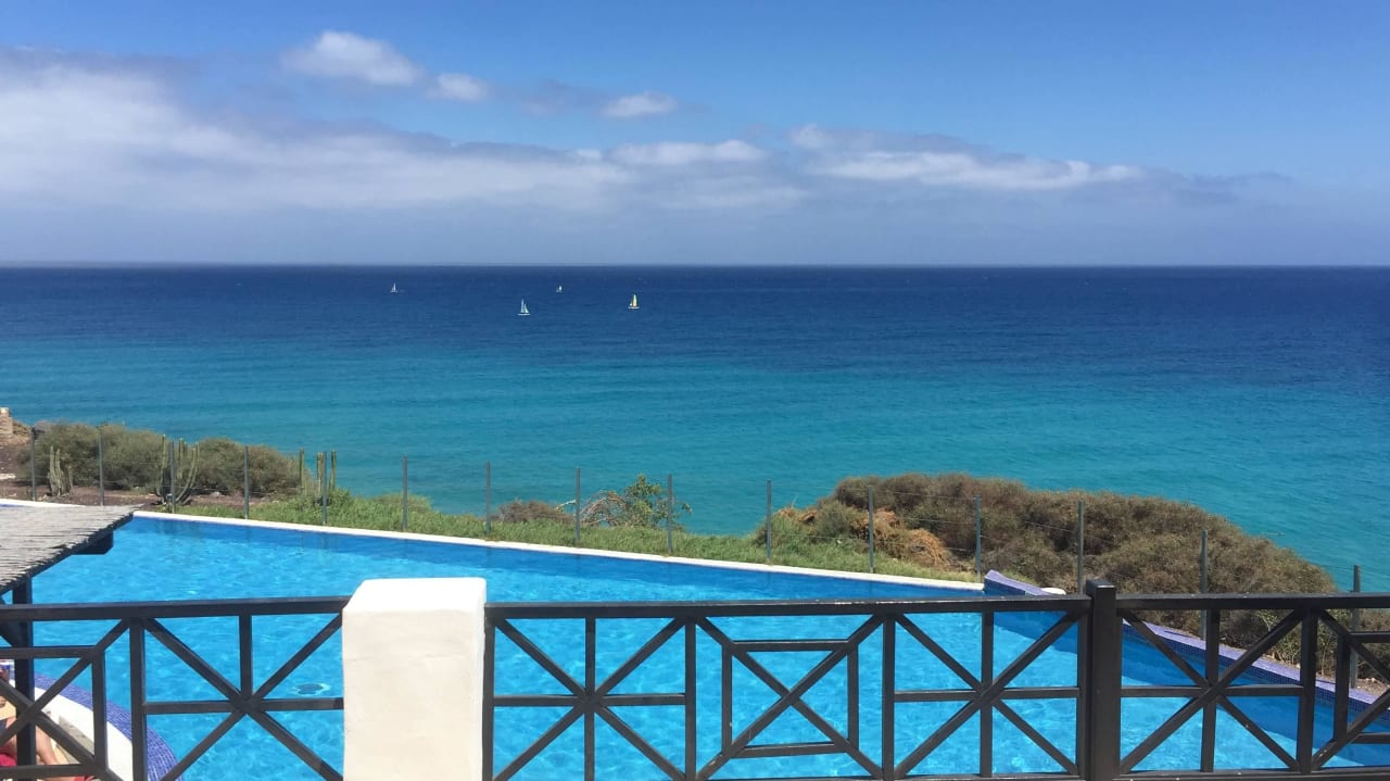 Pool und Blick auf das Meer in der Private Lodge TUI MAGIC LIFE Fuerteventura