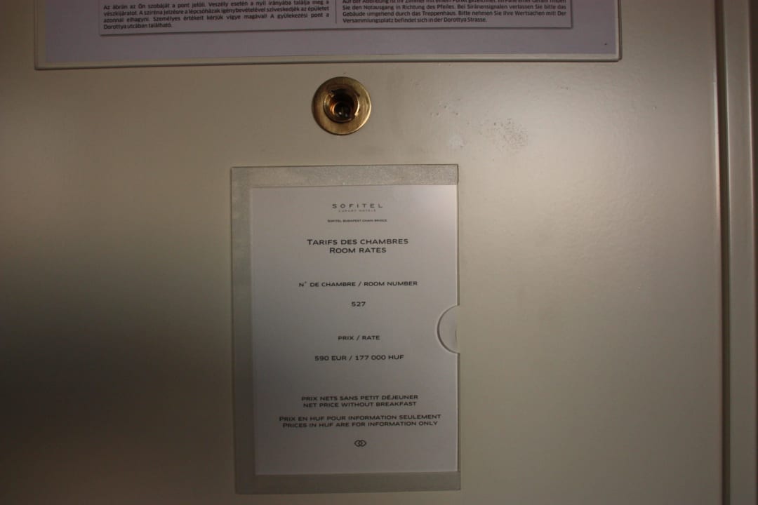 Informacja na drzwiach pokoju Sofitel Budapest Chain Bridge