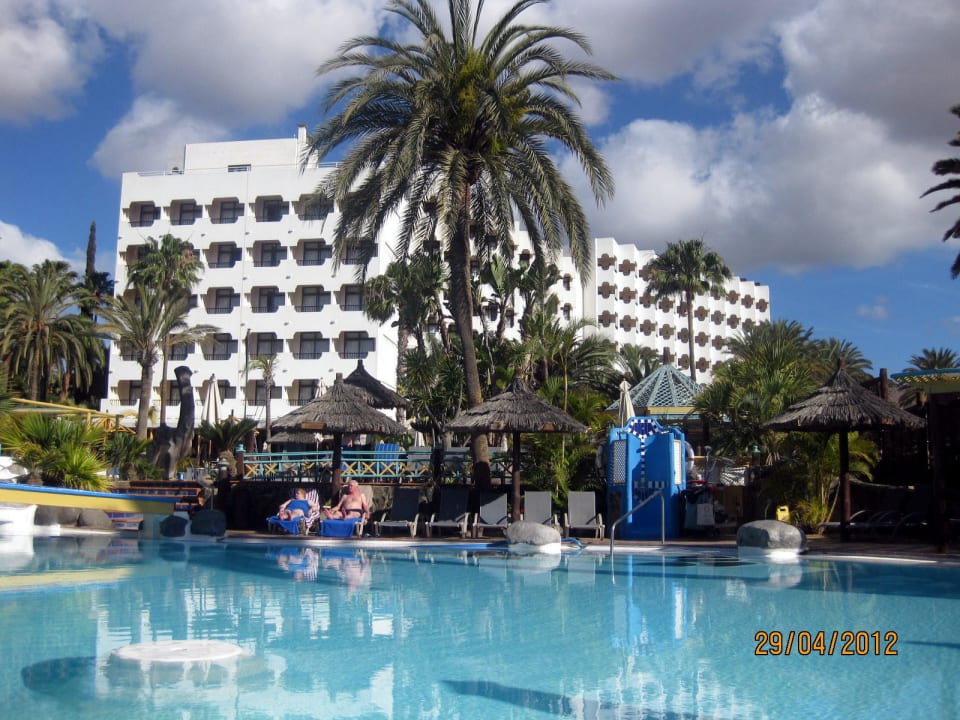 Blick zum Hotel vom Pool Corallium Beach by Lopesan Hotels - Adults only