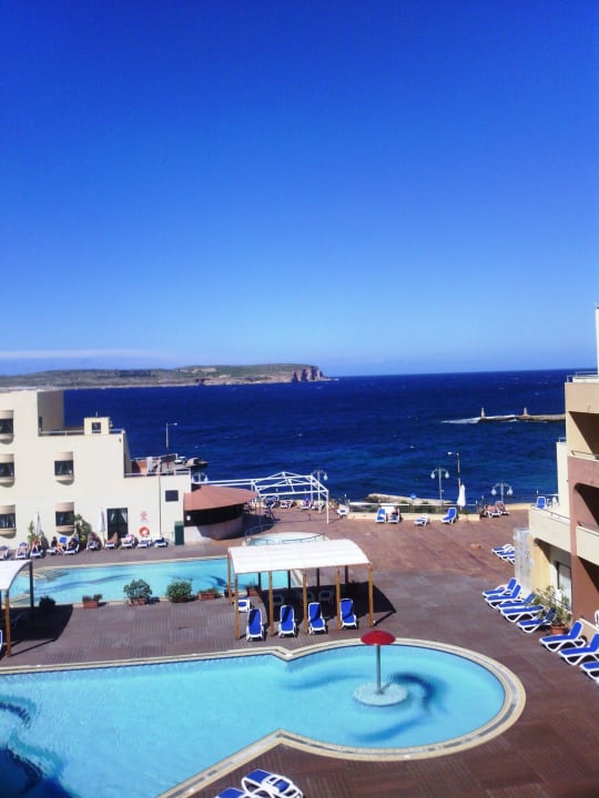 Blick vom 4. Stock auf Pool, Meer und Gozo Riviera Spa Resort - Adults Only