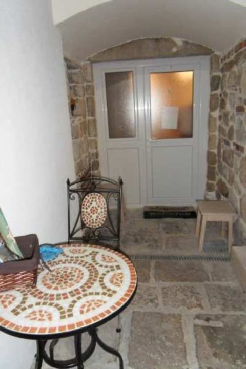 Sitzgelegenheit im Hof Villa Nautica